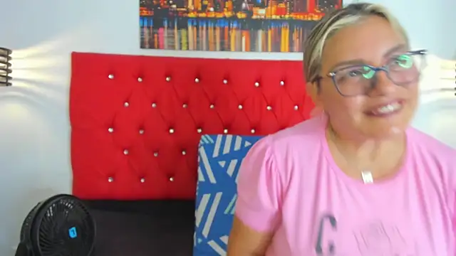 carolinacrus01 online show from October 20, 2025, 2:06 pm