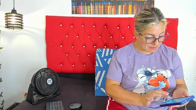 carolinacrus01 online show from October 26, 2025, 2:56 pm