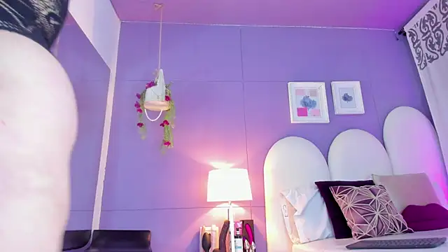 my aleja  online show from September 18, 2025, 1:46 pm