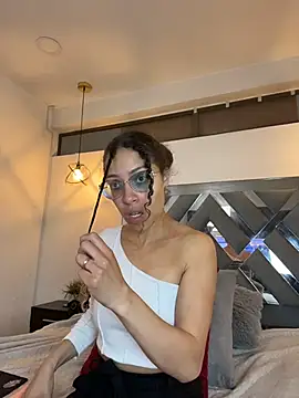 Hanna Cornee  online show from November 14, 2025, 2:05 pm