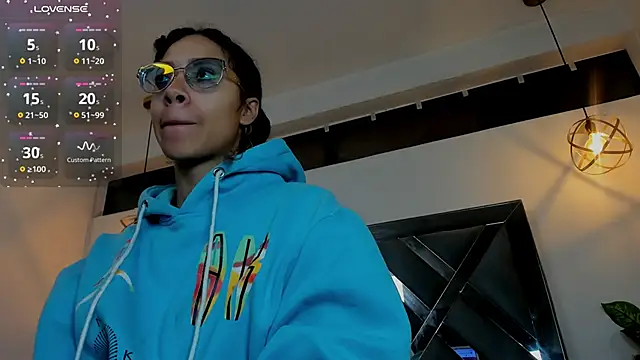 Hanna Cornee  online show from December 4, 2025, 12:25 pm