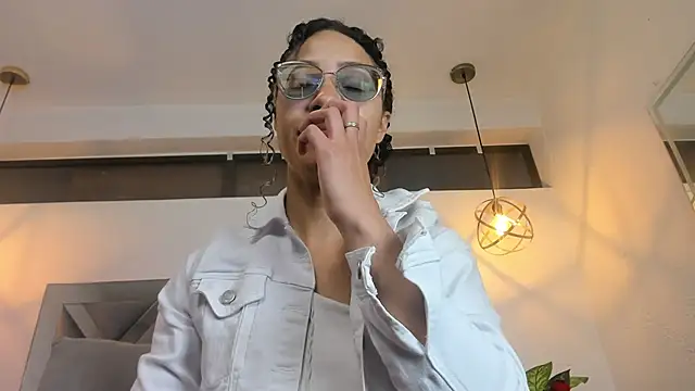 Hanna Cornee  online show from December 14, 2025, 1:38 pm