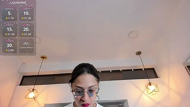 Hanna Cornee  online show from January 7, 2026, 1:35 pm