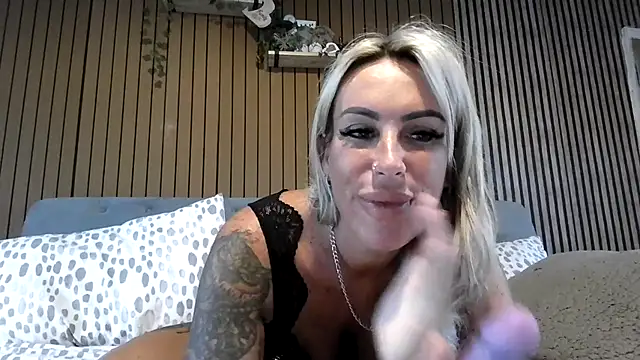 Snapshot of poppyinga1 chatting on June 17, 2026, 5:10 am poppyinga1 online show from June 17, 2026, 5:10 am
