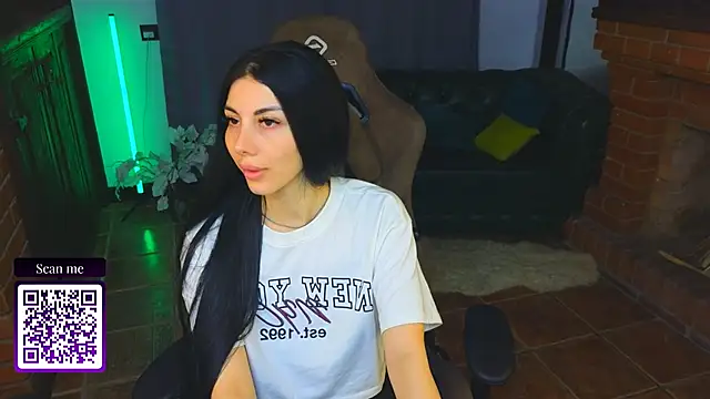 Emmi Swon online show from September 29, 2025, 8:57 pm