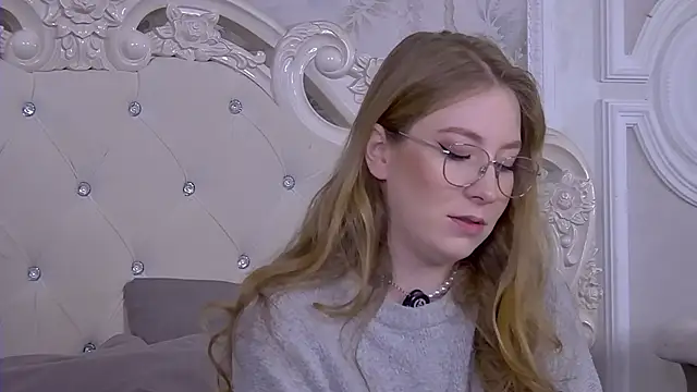 Snapshot of MiaEuphoria_ chatting on October 8, 2025, 3:37 am MiaEuphoria online show from October 8, 2025, 3:37 am