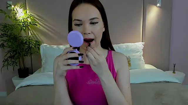 KiraHolli online show from October 7, 2025, 3:04 am