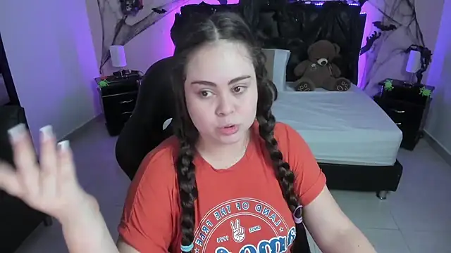 LolaVillalobos online show from October 18, 2025, 12:06 pm