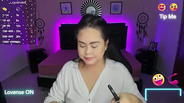 LolaVillalobos online show from November 5, 2025, 1:55 pm