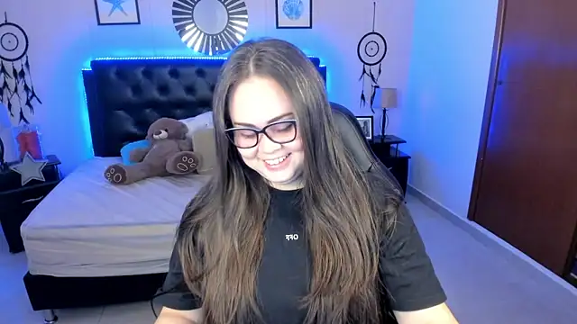 LolaVillalobos online show from May 8, 2026, 12:43 pm