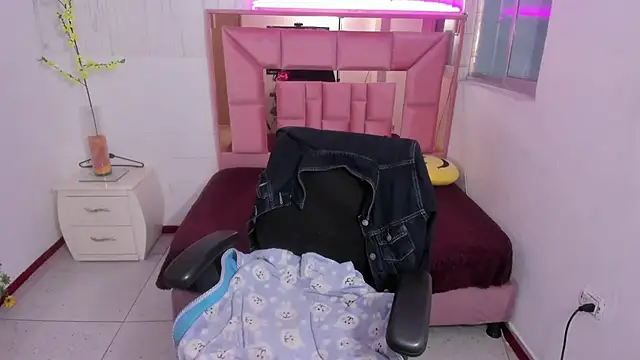 anna moon11 online show from April 1, 2026, 8:06 pm