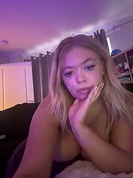 Snapshot of KaylaTrudi chatting on October 19, 2025, 3:34 pm KaylaTrudi online show from October 19, 2025, 3:34 pm