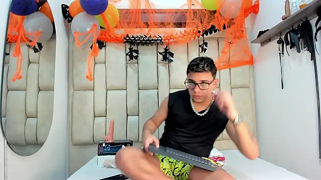 DavilANDkevin2 online show from October 28, 2025, 2:37 am