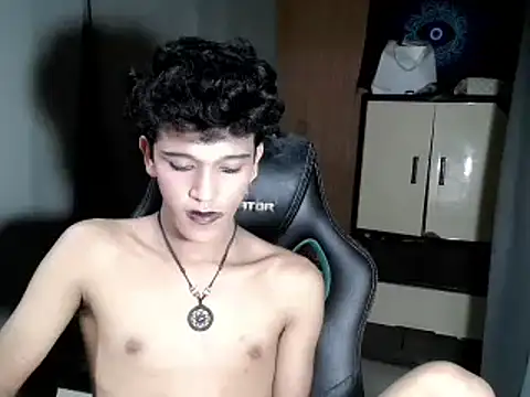 Snapshot of kenbigcockxx chatting on November 10, 2025, 5:12 pm kenbigcockxx online show from November 10, 2025, 5:12 pm