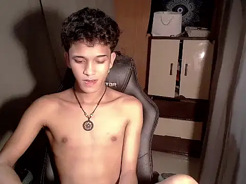 Snapshot of kenbigcockxx chatting on November 14, 2025, 3:44 pm kenbigcockxx online show from November 14, 2025, 3:44 pm