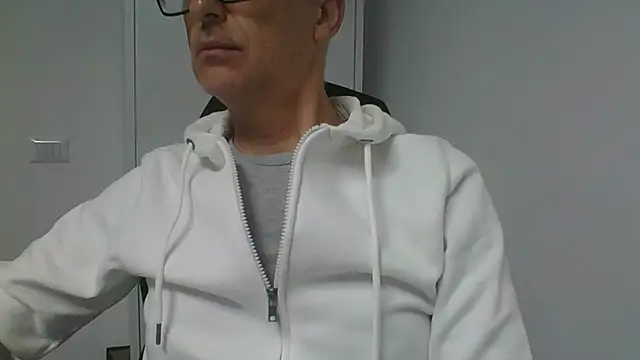 Snapshot of Sensor2000 chatting on December 22, 2025, 8:00 am Sensor2000 online show from December 22, 2025, 8:00 am