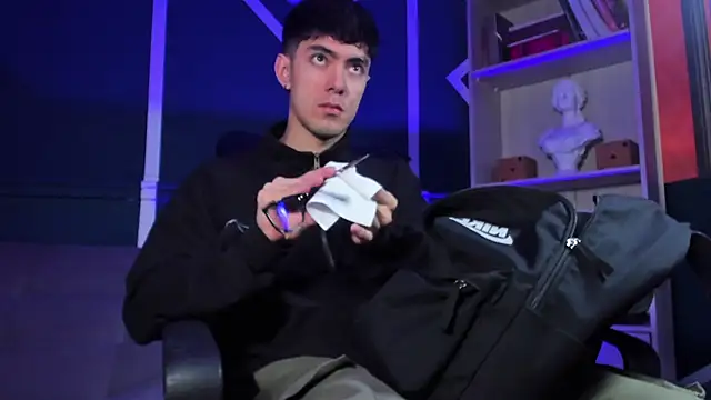 etham wolf  online show from September 12, 2025, 12:27 pm