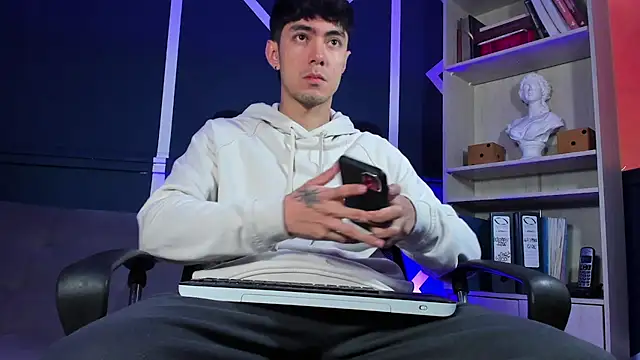 etham wolf  online show from September 19, 2025, 12:50 pm