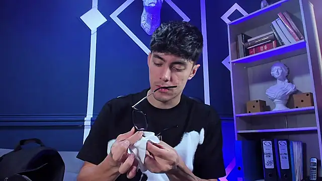 etham wolf  online show from October 2, 2025, 12:23 pm