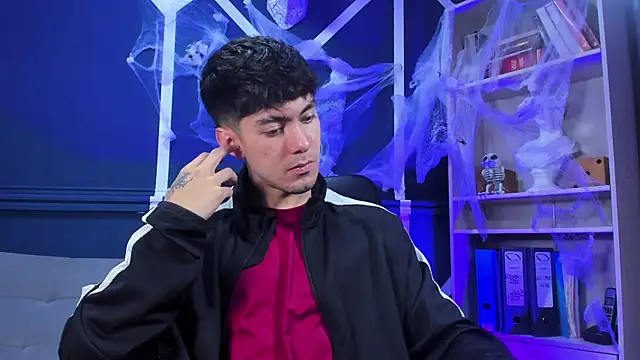 etham wolf  online show from November 6, 2025, 1:23 pm