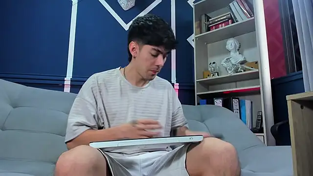 etham wolf  online show from November 12, 2025, 12:27 pm