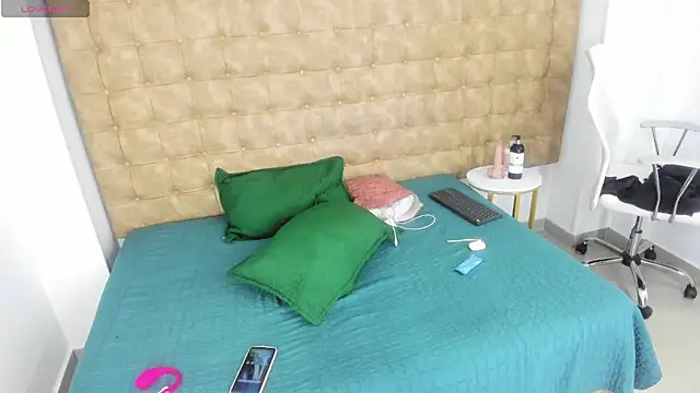 MiiaSmith   online show from November 6, 2025, 9:37 pm