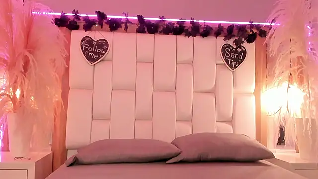 Daphne And Roger online show from March 11, 2026, 10:54 am