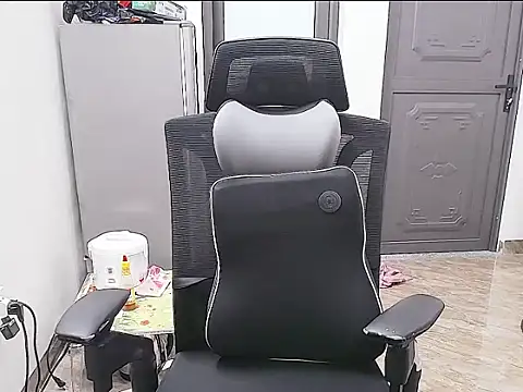 Shulee21 online show from September 30, 2025, 1:54 am