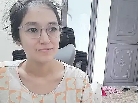 Shulee21 online show from October 8, 2025, 2:09 am