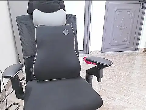 Shulee21 online show from October 18, 2025, 2:25 am