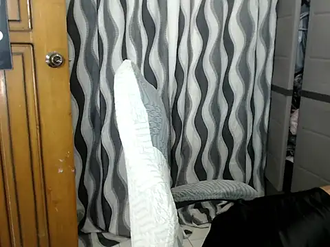 sweetiie caren online show from April 17, 2026, 4:04 am