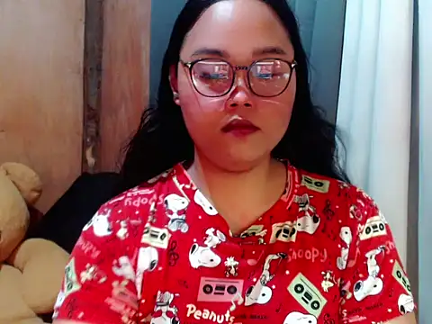  Lylia online show from December 5, 2025, 6:37 pm