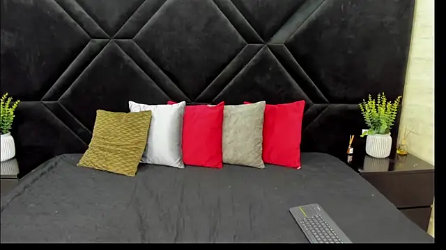 Dantzel  online show from April 6, 2026, 7:04 pm