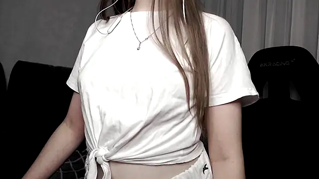 cute elfy  online show from October 14, 2025, 3:24 pm