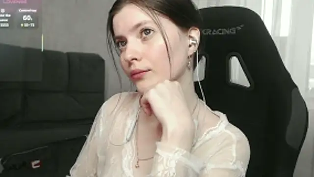 cute elfy  online show from March 7, 2026, 1:41 pm