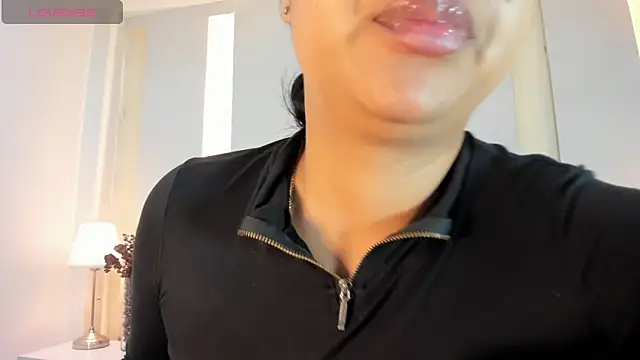 SalomeeBell online show from October 27, 2025, 8:13 pm