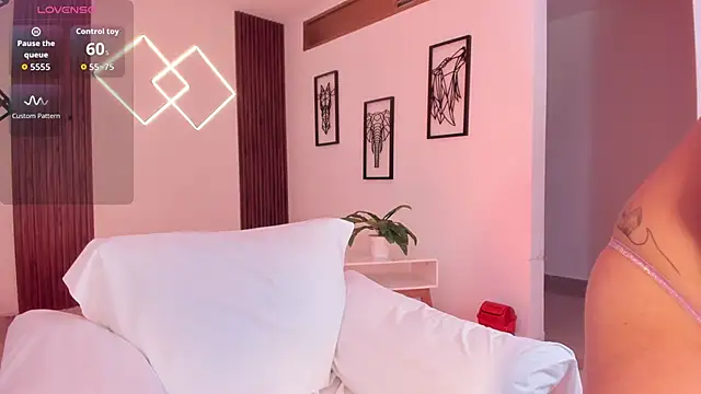 Miiaa jones online show from December 2, 2025, 1:05 pm