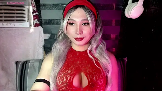 UrhotlucyTS online show from October 4, 2025, 5:49 am