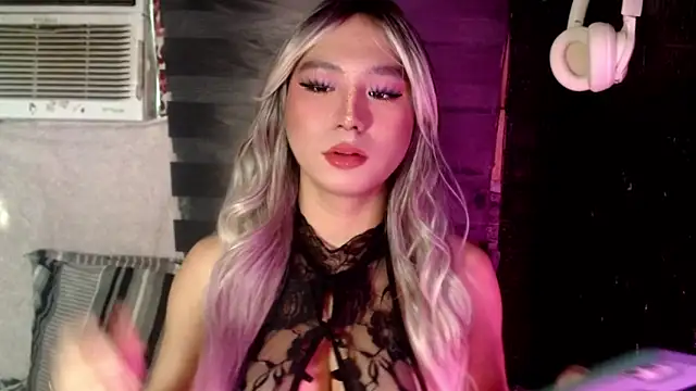 UrhotlucyTS online show from October 9, 2025, 6:00 am