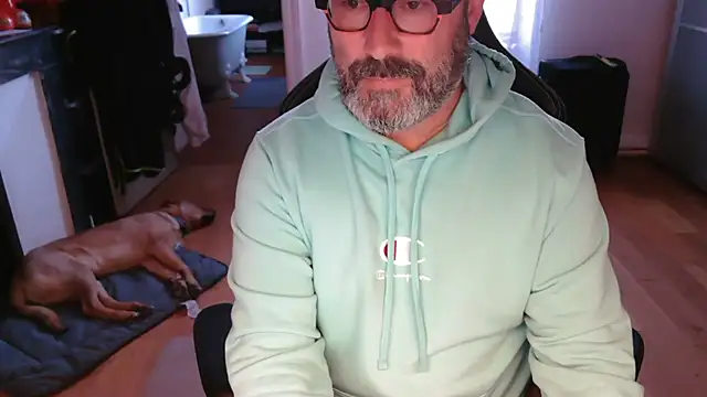 Snapshot of Hairyfred73 chatting on October 10, 2025, 8:24 am Hairyfred73 online show from October 10, 2025, 8:24 am