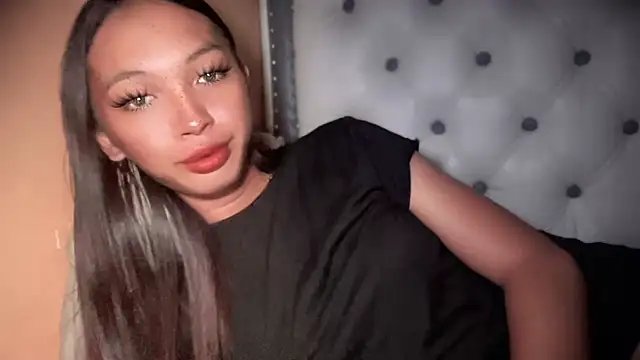 Snapshot of Simi_Ipit chatting on October 17, 2025, 9:28 pm Simi Ipit online show from October 17, 2025, 9:28 pm