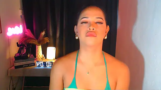 Lorainnelustts online show from December 4, 2025, 2:04 pm