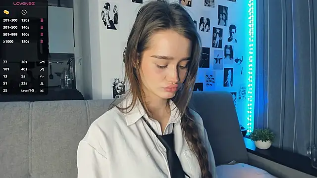 lovelyalivia online show from November 12, 2025, 9:32 am