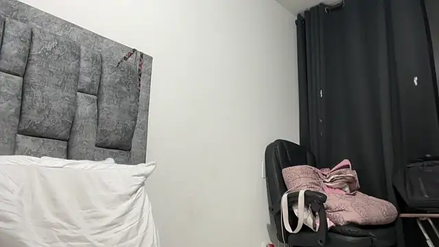 Snapshot of Sophia_copper chatting on October 1, 2025, 3:12 am Sophia copper online show from October 1, 2025, 3:12 am