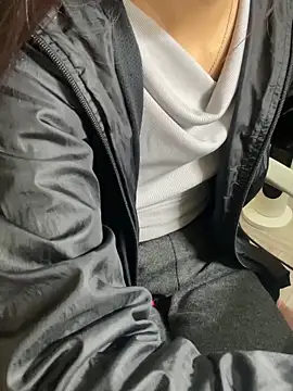 Snapshot of Mina048 chatting on December 15, 2025, 3:05 pm Mina048 online show from December 15, 2025, 3:05 pm