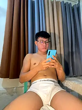 Snapshot of xshyboyx chatting on October 3, 2025, 5:43 pm xshyboyx online show from October 3, 2025, 5:43 pm