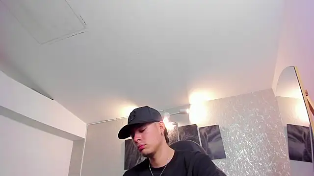 Snapshot of nils_saint chatting on October 28, 2025, 3:43 am nils saint online show from October 28, 2025, 3:43 am