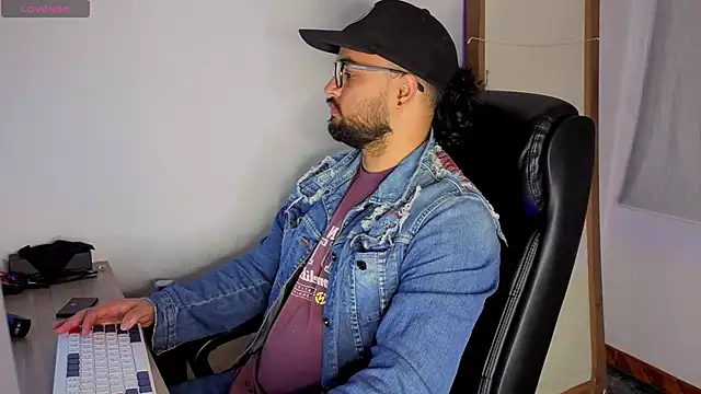 Snapshot of Ernesto-Rodriguez82 chatting on October 10, 2025, 2:32 am Ernesto-Rodriguez82 online show from October 10, 2025, 2:32 am