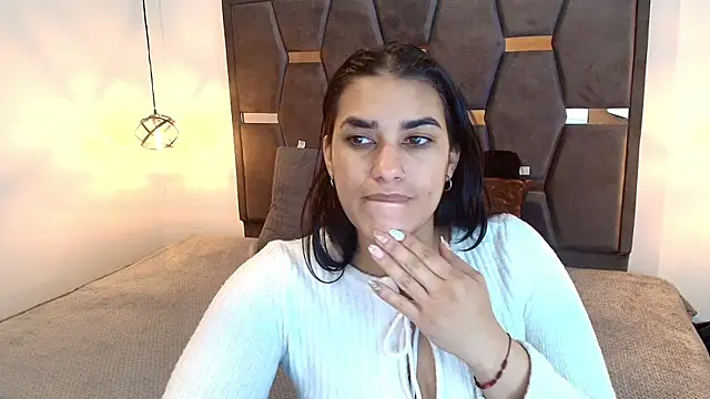 Lia Blake  online show from April 9, 2026, 1:05 pm