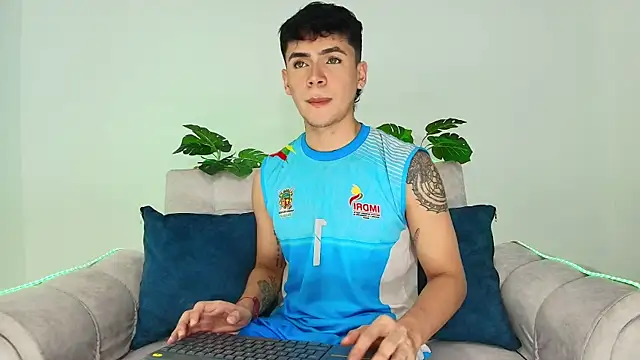 CamiiGuzmanX online show from September 12, 2025, 8:42 pm